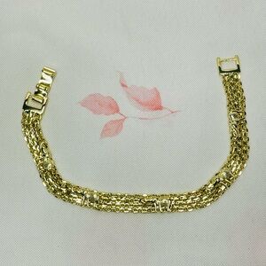 Elegant Gold Chain Bracelet